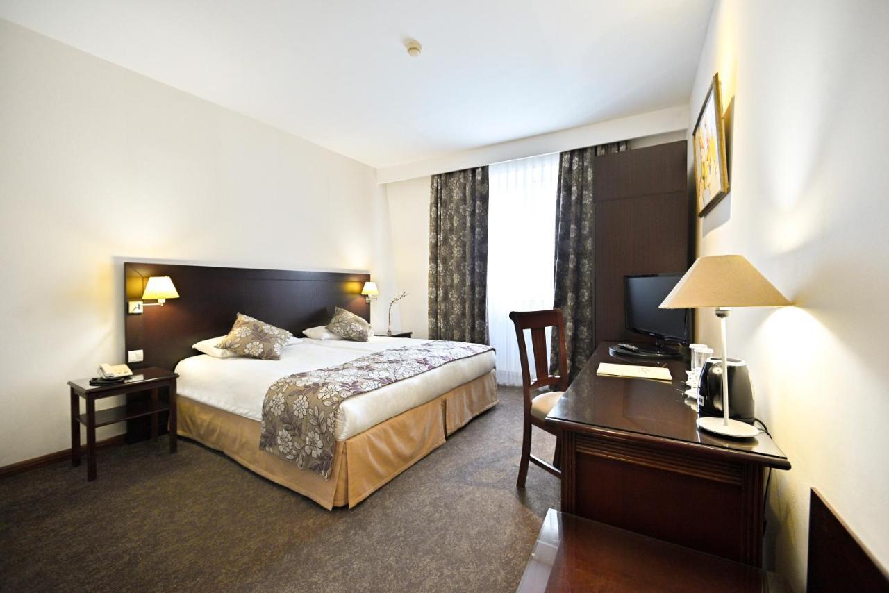 Europe Hotel Erevan Esterno foto
