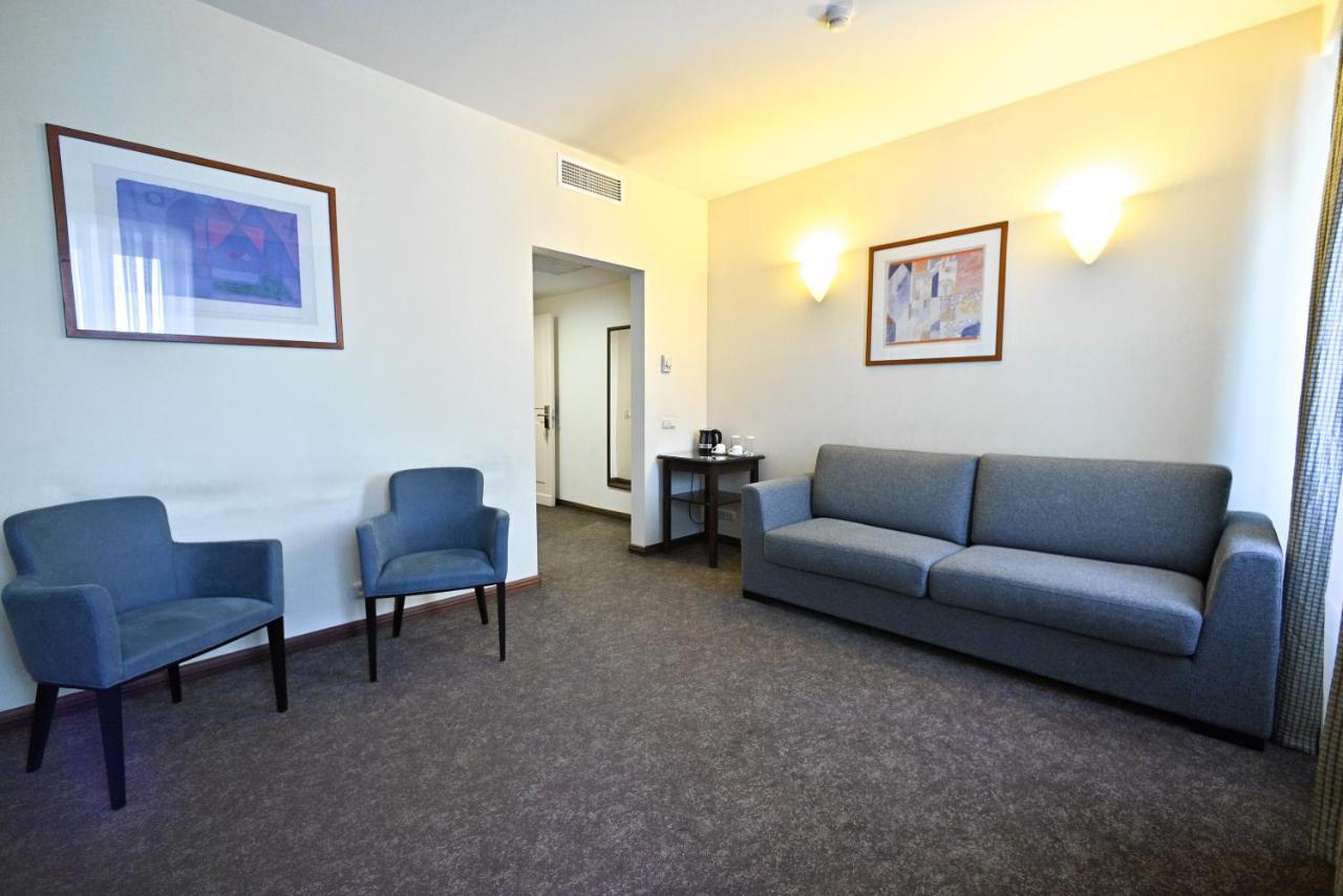 Europe Hotel Erevan Esterno foto